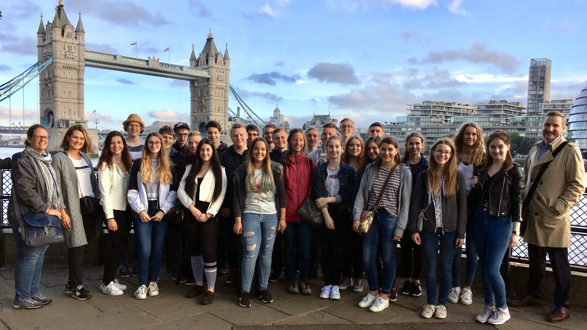 Studienfahrt nach London 2018 - Gruppenbild vor der Tower Bridge