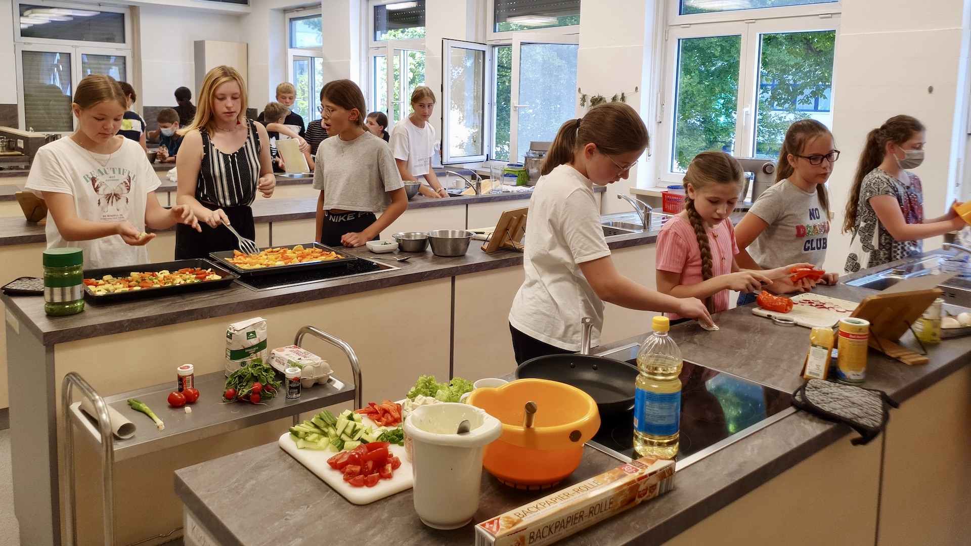Schulküche im AELF 2022 - Kochen in Gruppen