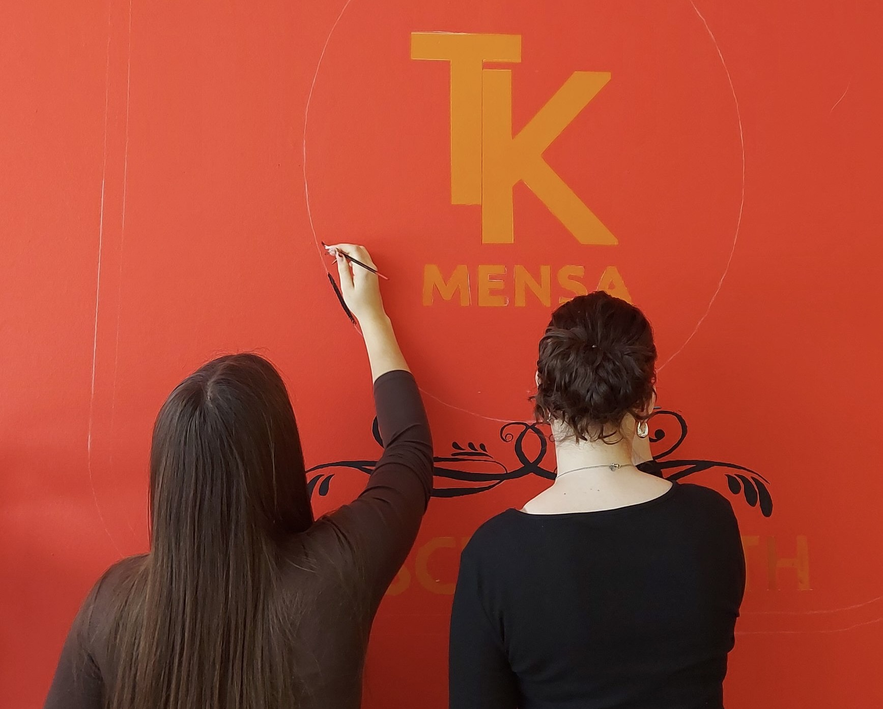 Feinarbeit am Mensa-Logo