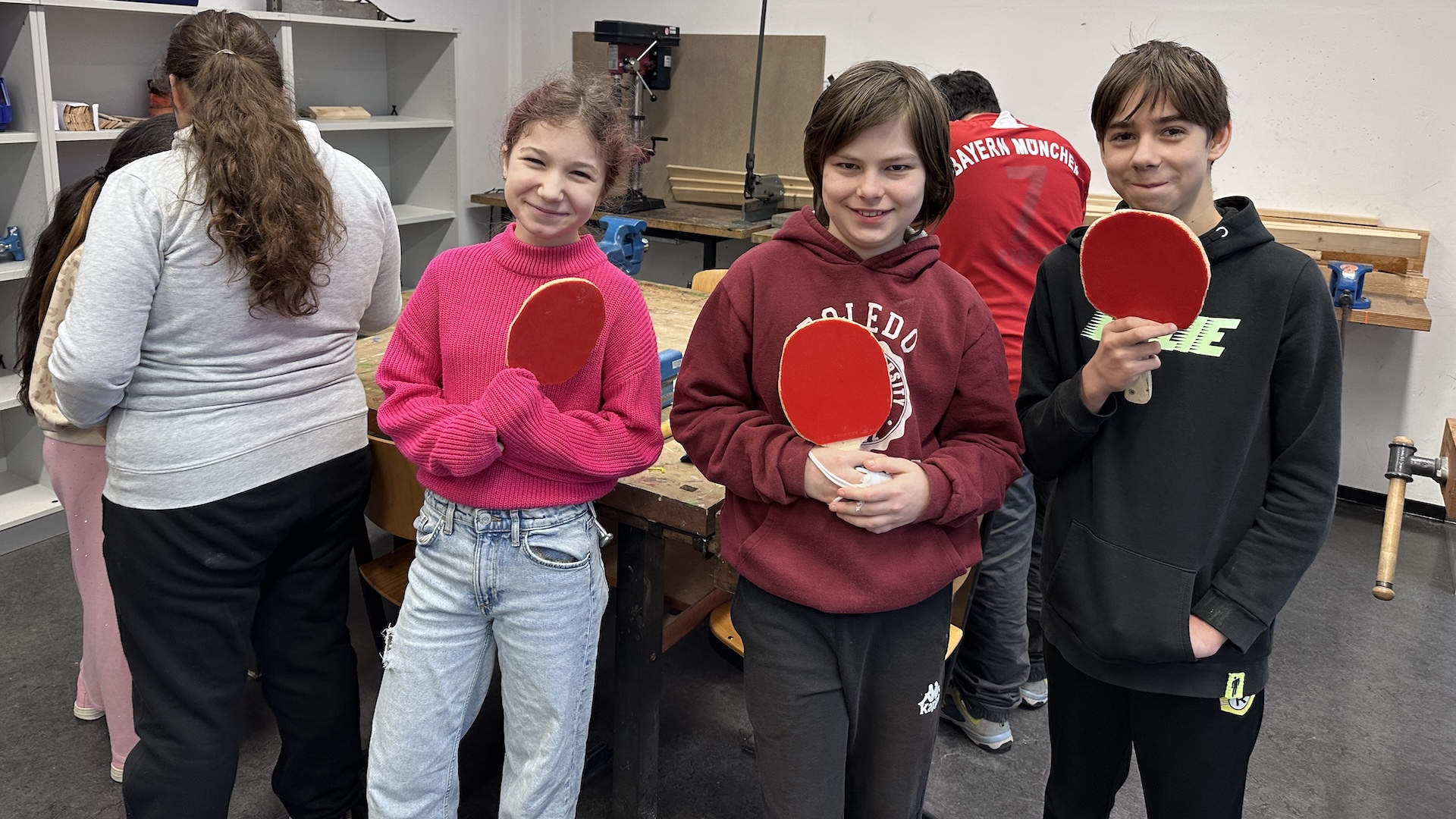 Herstellung eigener Tischtennisschläger durch die schulartunabhängige Deutschklasse