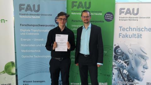Zweitbeste Seminararbeit in Bayern: Preisträger Lukas Gallasch mit betreuender Lehrkraft