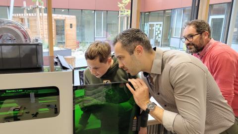 TransAC: Erster 3D-Druck durch Schülerinnen und Schüler, Lukas und Dr. Rosnitschek
