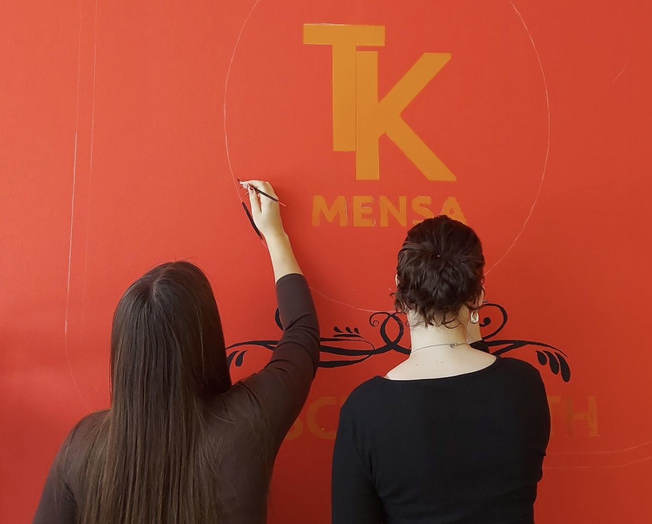 Feinarbeit am Mensa-Logo